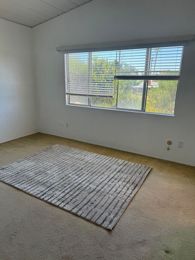 Building Photo - Spacious Single Story 4 bed 2 bath home in Serra Mesa w/2 car garage