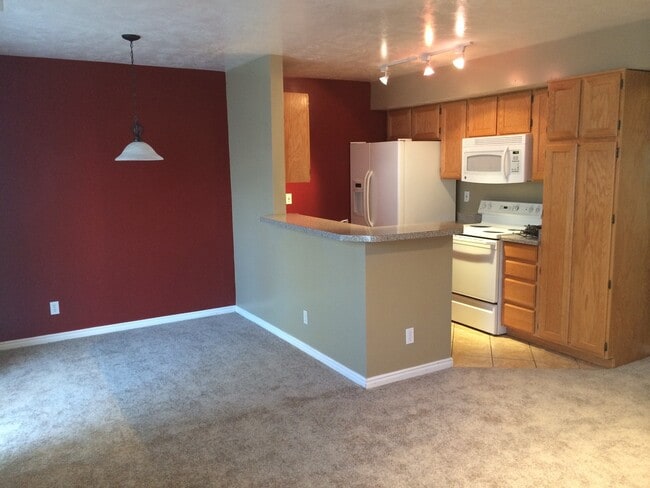 Building Photo - 3 Bedroom Townhome with Fenced Yard in Wes...