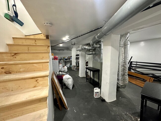 Building Photo - 148 Orange St