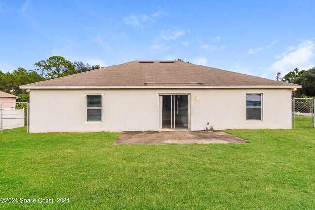 Building Photo - 3042 Tazewell Ave SE