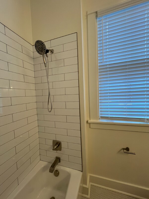 Building Photo - 516 E 8th St