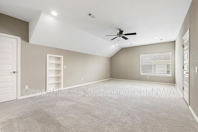 Building Photo - 3702 SW Mistletoe Ave