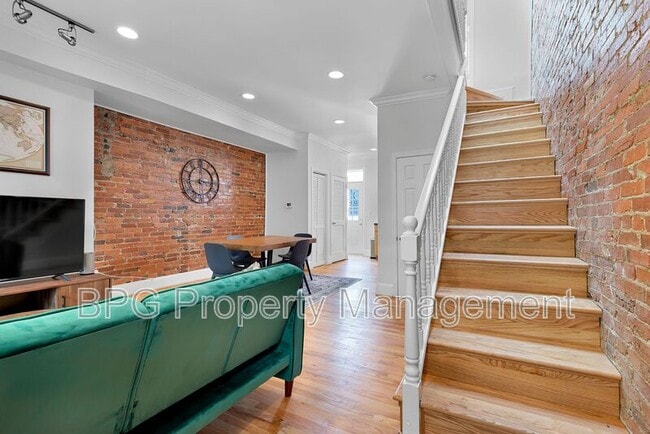 Building Photo - 1037 5th St NE