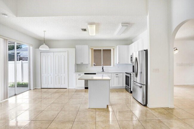Building Photo - 930 Grand Canyon Dr
