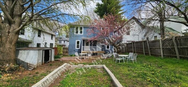 Building Photo - Large 2-story 4 Bed 1.5 Bath Home in Leave...