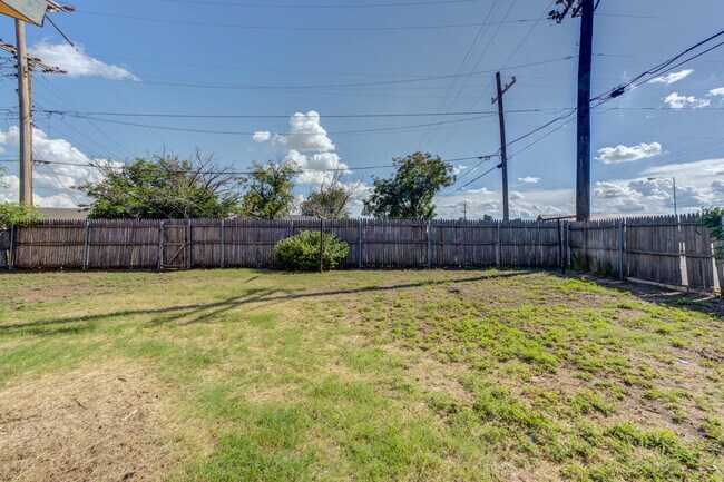 Building Photo - 1702 E 2nd St