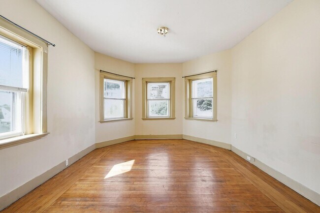 Building Photo - 32 Ashley St