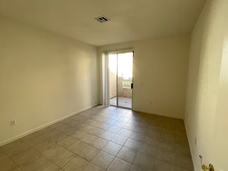 Master BR - 8664 New Salem St