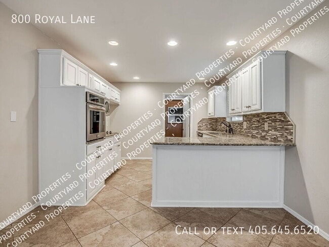 Building Photo - 800 Royal Ln