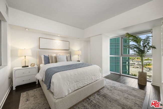 Building Photo - 13700 Marina Pointe Dr