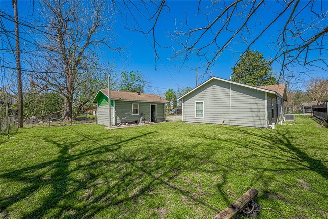 Building Photo - 418 E Witcher Ln