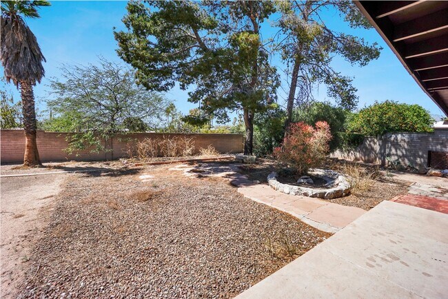 Building Photo - Eastside home- 4 bedroom/ 2 bathrooms, pool and large backyard