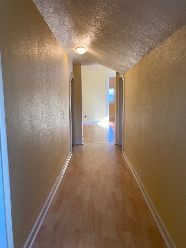 Building Photo - Charming 2nd Level Apartment