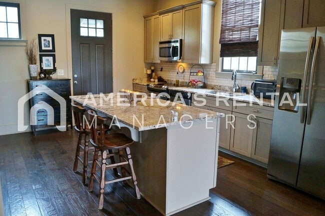 Building Photo - DEPOSIT PENDING! Beautiful Loft Style Town...