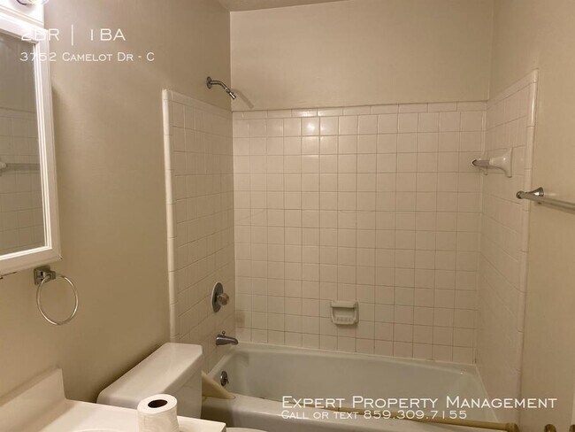 Building Photo - 3752 Camelot Dr