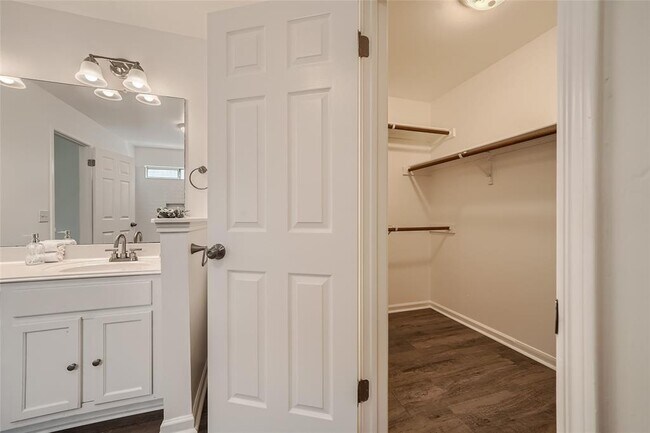 Building Photo - 905 Jasmine Trail