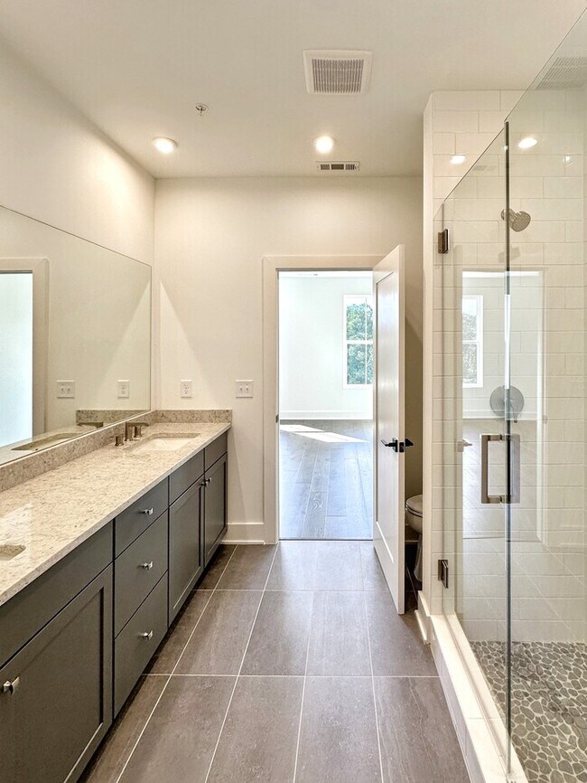 Building Photo - Luxury 2BR/2.5BA Townhome – Steps to Downt...