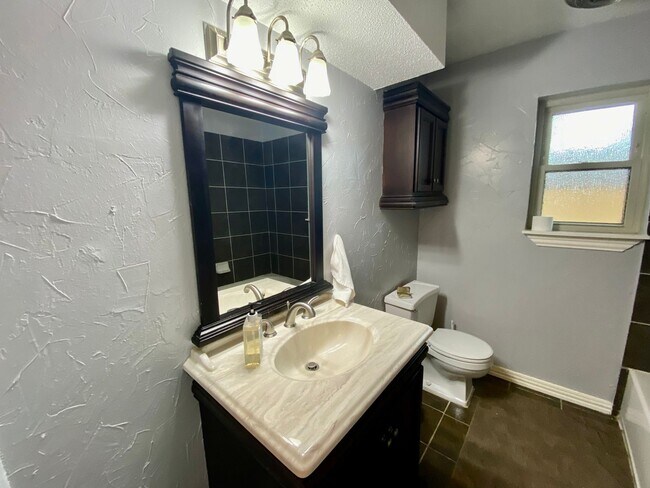 Building Photo - 220 Shady Lake Dr