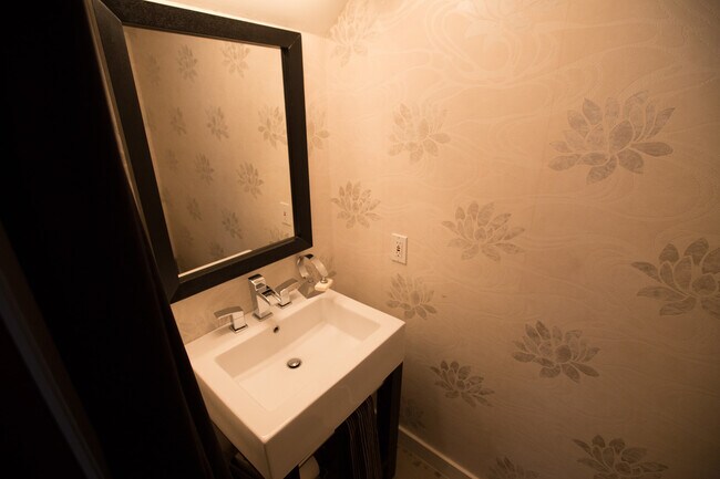 Building Photo - 2508 Arizona Ave