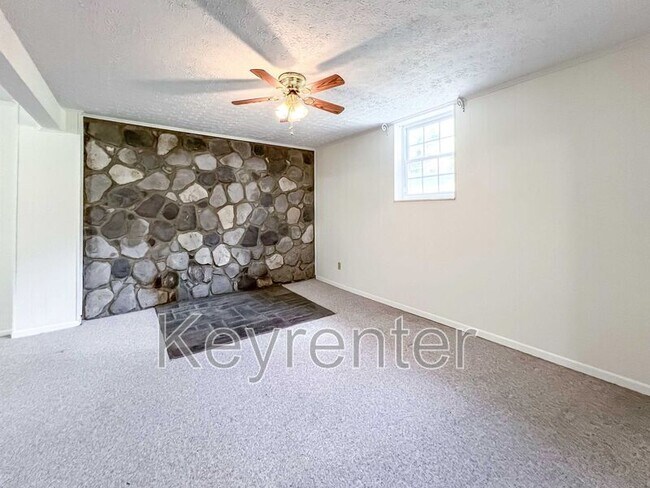 Building Photo - 830 Gondola Dr