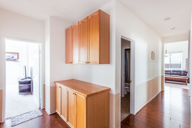 Building Photo - Spacious 4 Bedroom, 2 Bath Furnished Famil...