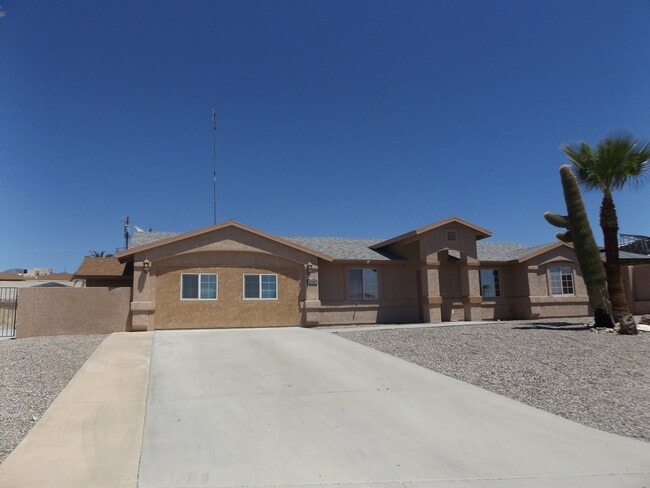 Building Photo - 3 Bedroom - 2 Bath Pool Home