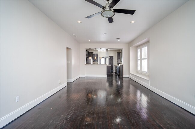 Building Photo - 312 W 20th St