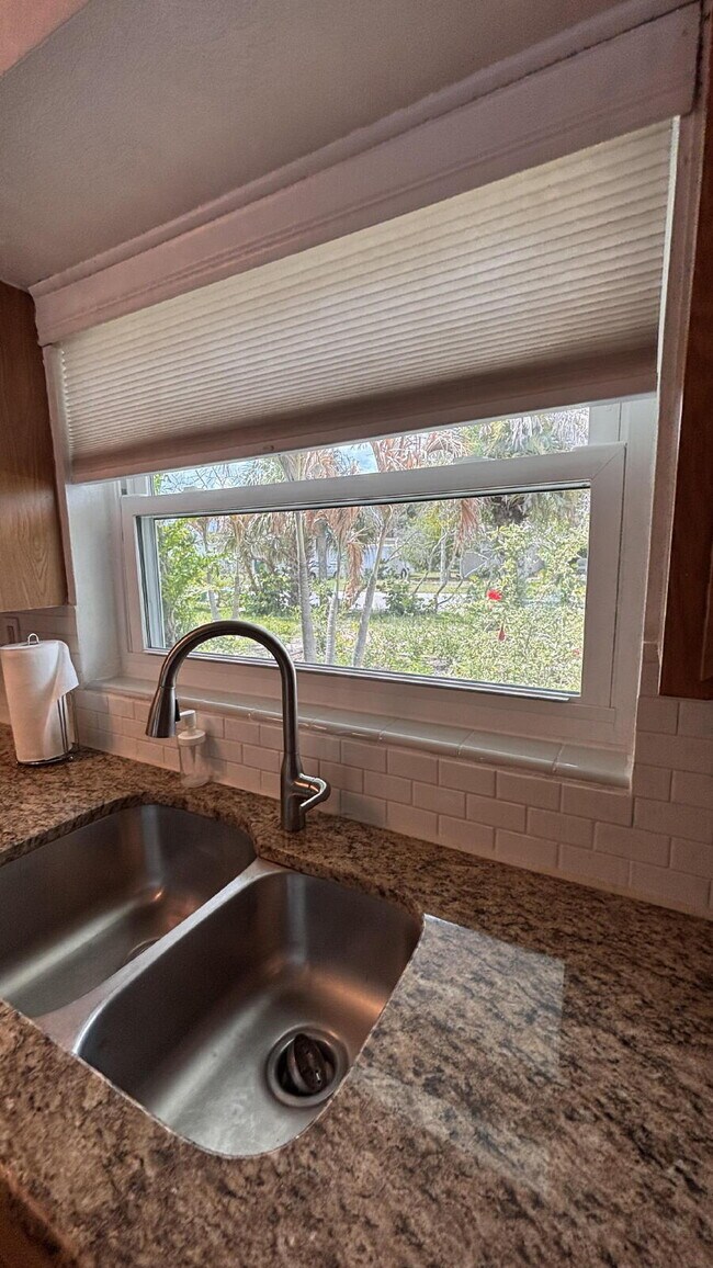Building Photo - Charming Old Florida-Style Pool Home for Rent!