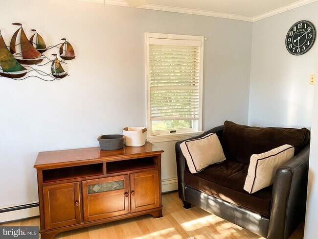 Building Photo - 122 W Bay View Dr