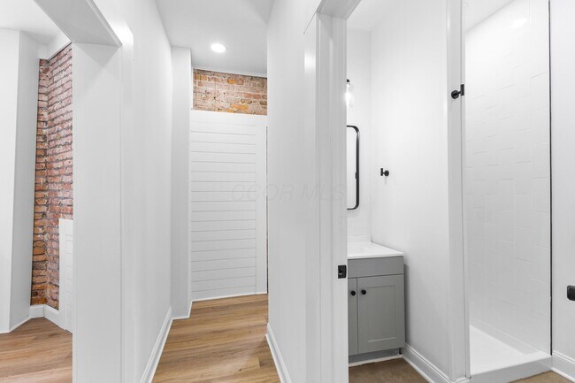 Building Photo - 1399 E Long St