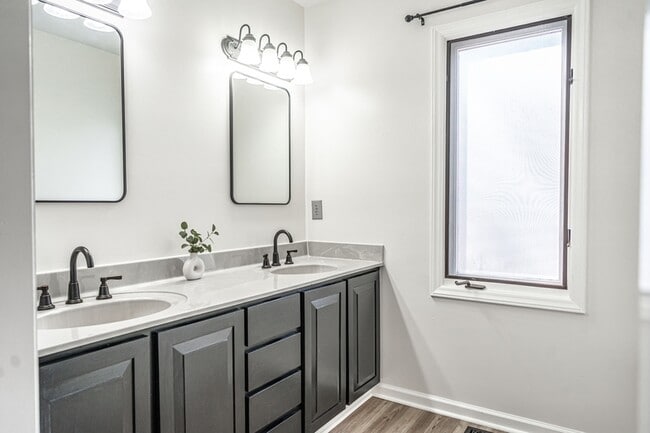 Building Photo - 980 Monticello Dr