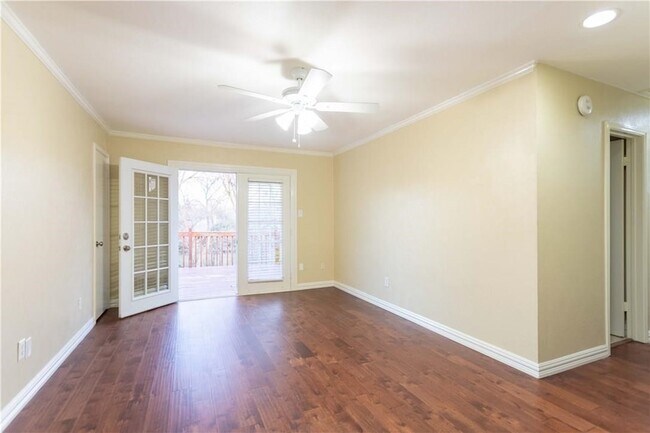 Building Photo - 310 Overland Dr