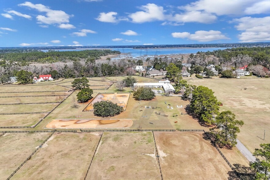 Building Photo - 245 Club Gate