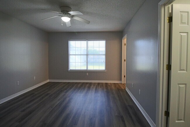Building Photo - 414 Whirlaway Ct