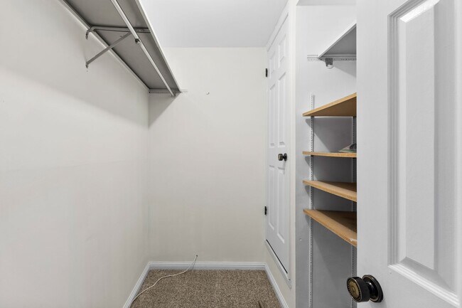 Building Photo - Spacious 1,440 SF Central West End Home with Garage Parking, Pool Access & Close to BJC/WashU