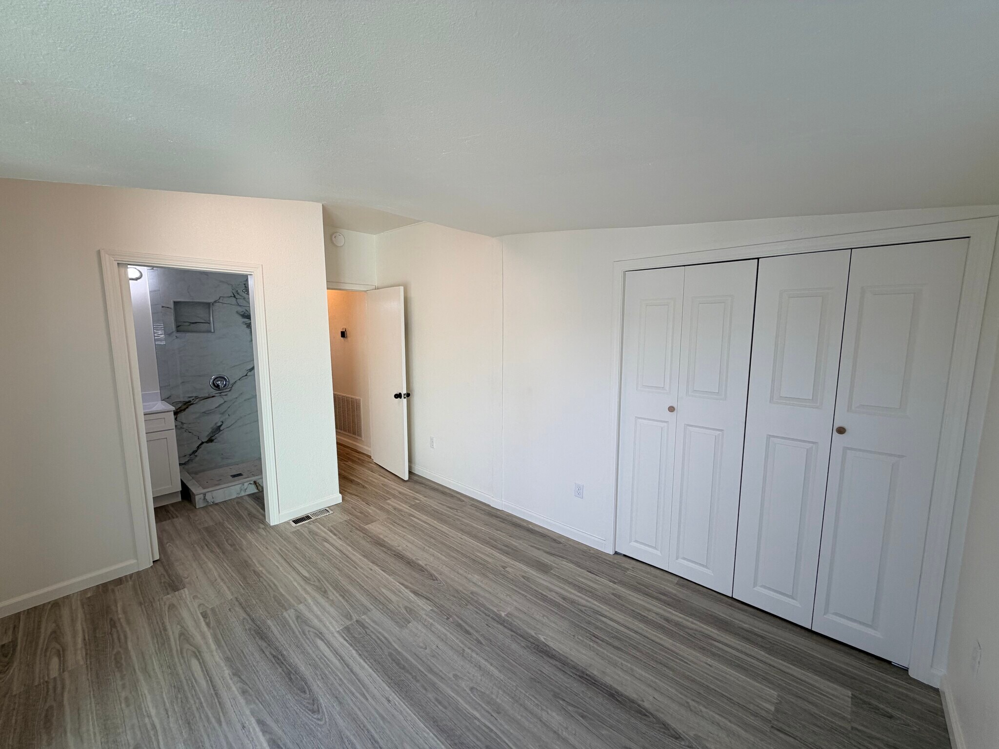 Building Photo - 394 N Livermore Ave