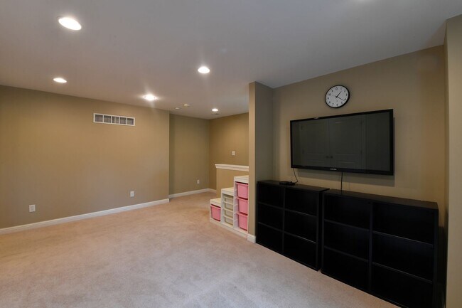 Building Photo - 106 Manlyn Dr