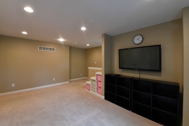 Building Photo - Kirkwood 5 bedroom / 3 full bathroom home