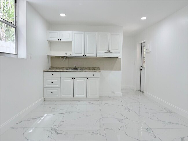 Building Photo - 1850 Rodman St