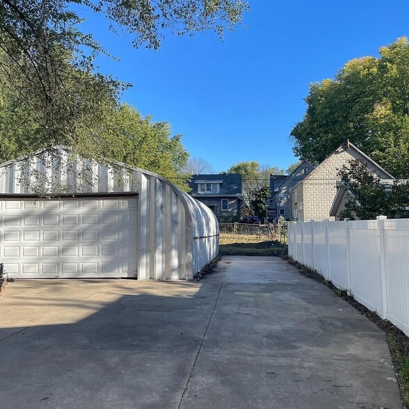 Building Photo - 1105 E Kansas St