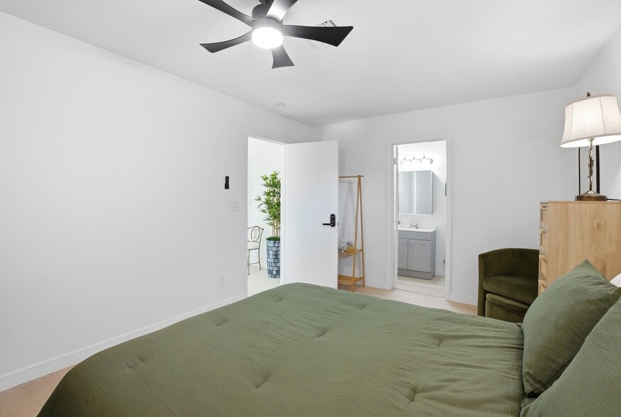 Building Photo - 313 E Riviera Dr