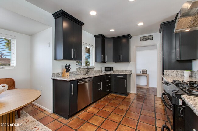 Building Photo - 5110 E Verde Ln