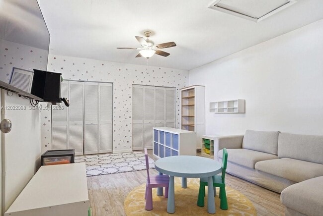 Building Photo - 575 Lakeside Cir