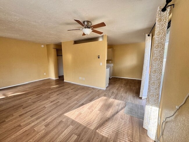 Building Photo - 2 Bedroom 1 Bathroom Duplex Located on the...