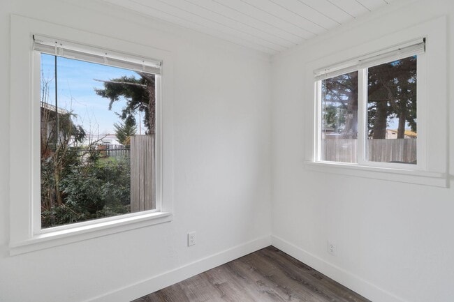 Building Photo - Remodeled - 2 Bed 1 Bath - Fully Fenced - ...