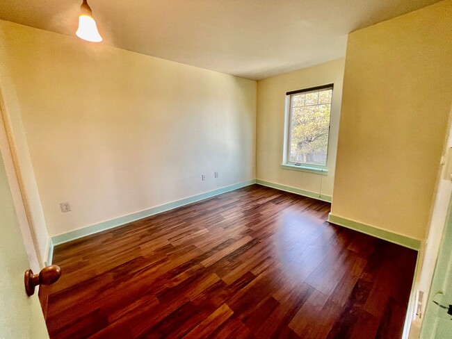 Building Photo - Spacious & Updated 2-Bedroom Condo in Prim...