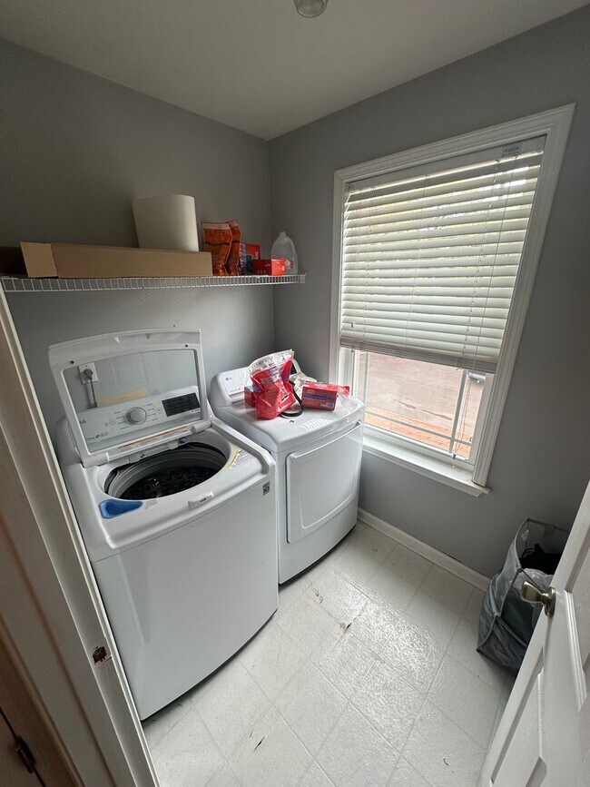 Building Photo - 2BD/2.5BA Home Located in Harbor Town!