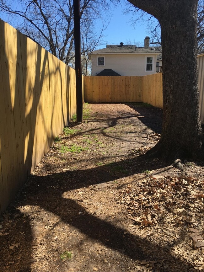 Building Photo - 916 N Austin St