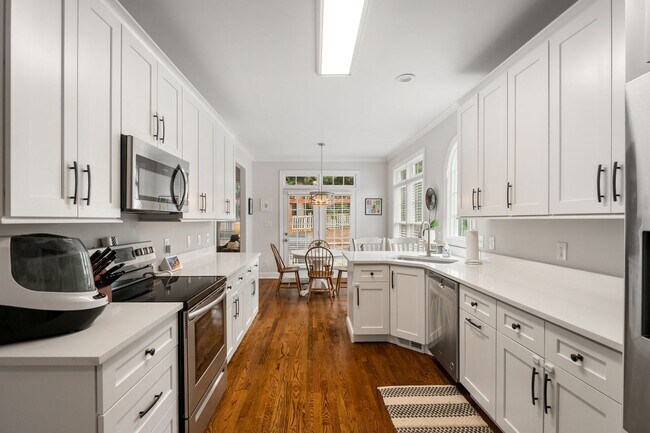 Building Photo - Gorgeous brick ranch with bonus room!!! Application Pending