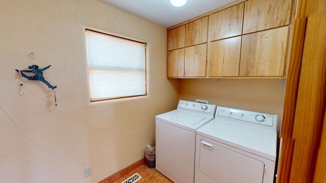 Building Photo - Custom Adobe style home in exclusive Navaj...
